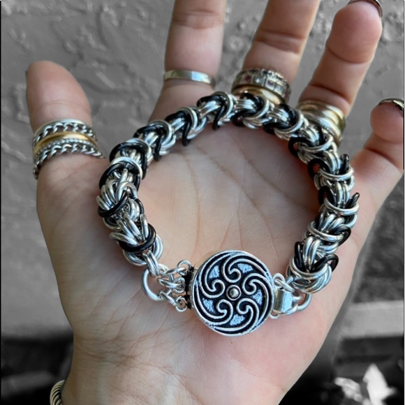 Celtic chain bracelet . handcrafted silver & black maille bizantine links - Picture 9 of 16